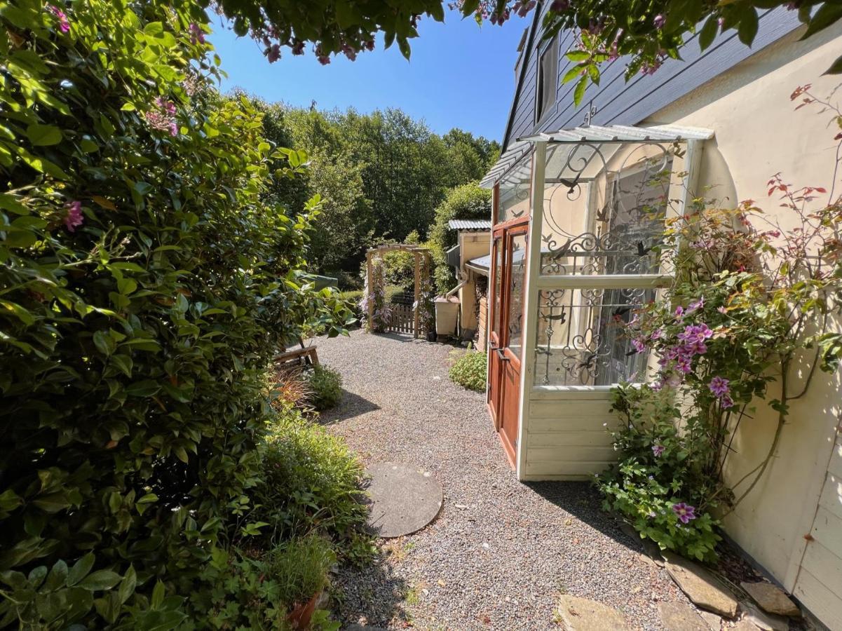 Les Trois Fenetres Bed & Breakfast Beauficel Bagian luar foto