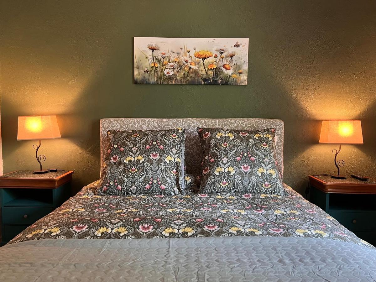 Les Trois Fenetres Bed & Breakfast Beauficel Bagian luar foto