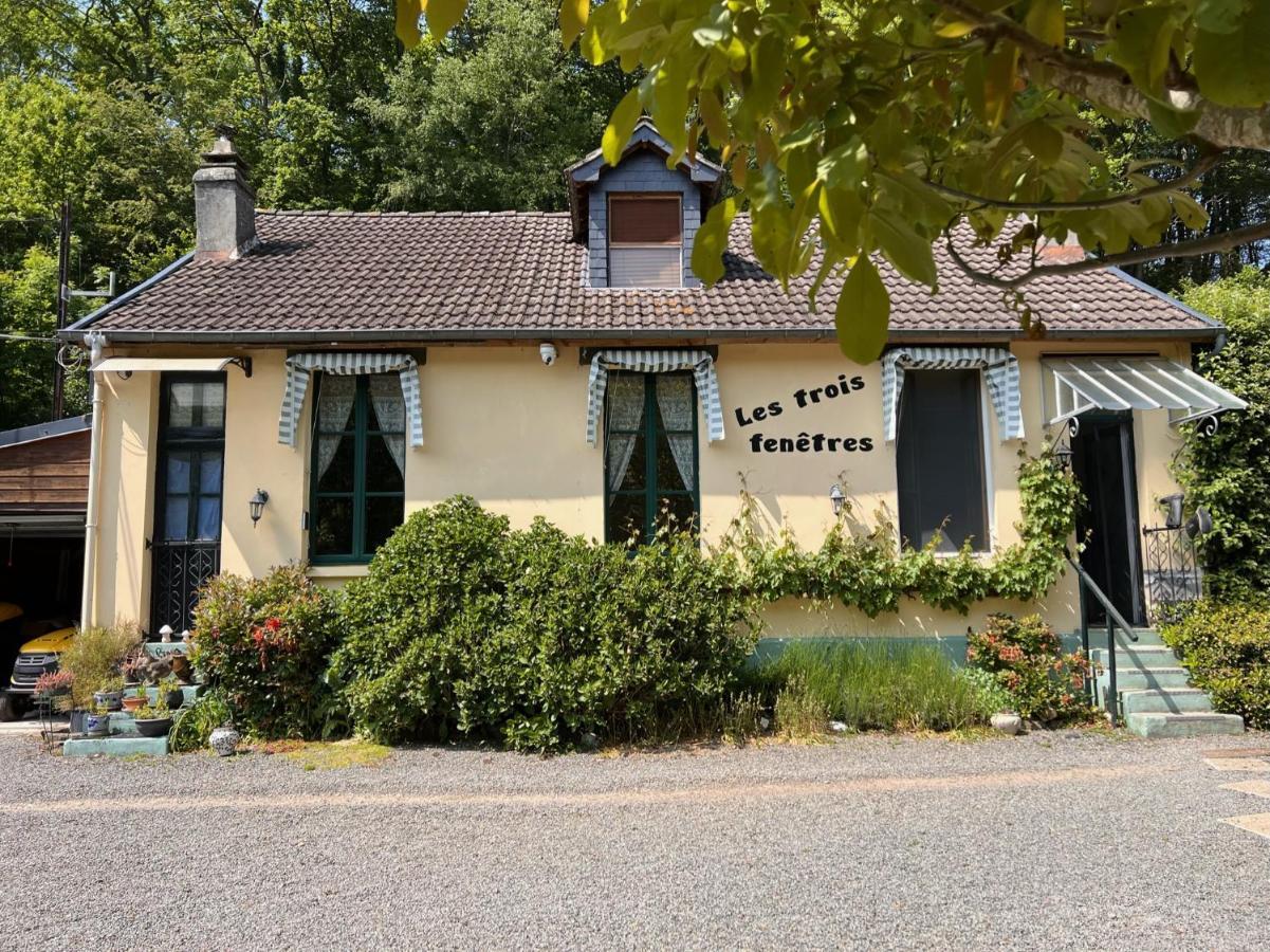 Les Trois Fenetres Bed & Breakfast Beauficel Bagian luar foto