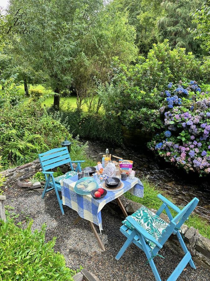 Les Trois Fenetres Bed & Breakfast Beauficel Bagian luar foto